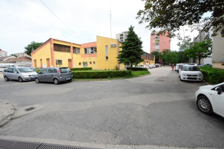 A Deák Ferenc utcában is folytatódik az út és parkolófelújítás